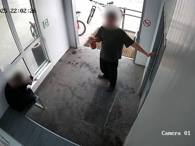 Юные вандалы разгромили и залили газировкой остановку в Вынгапуровском