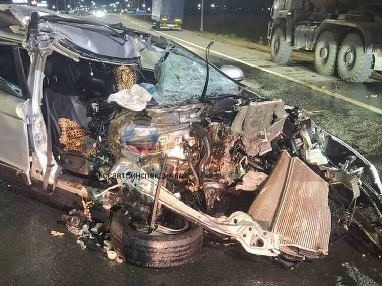 ДТП под Саратовом уничтожило переднюю часть легкового автомобиля