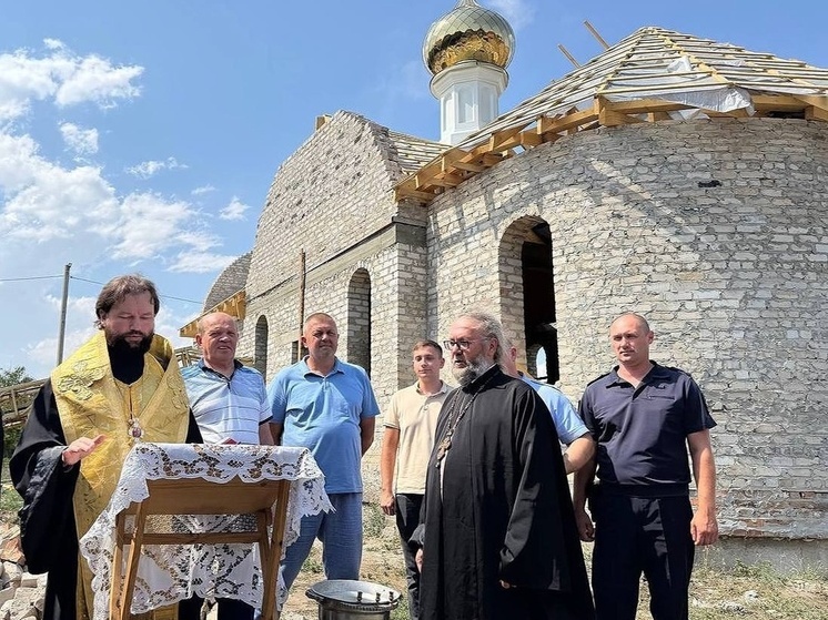 В Мелитопольском районе епископ освятил накупольный крест строящегося храма