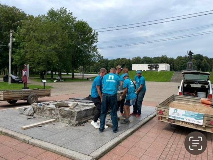 В Великих Луках стартовали работы по замене гранита на Вечном огне