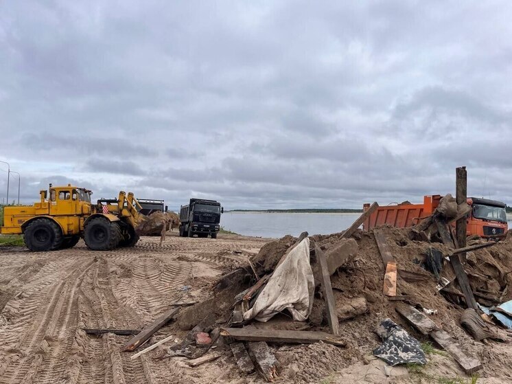 Огромную свалку вывезли с берега реки в Коротчаево