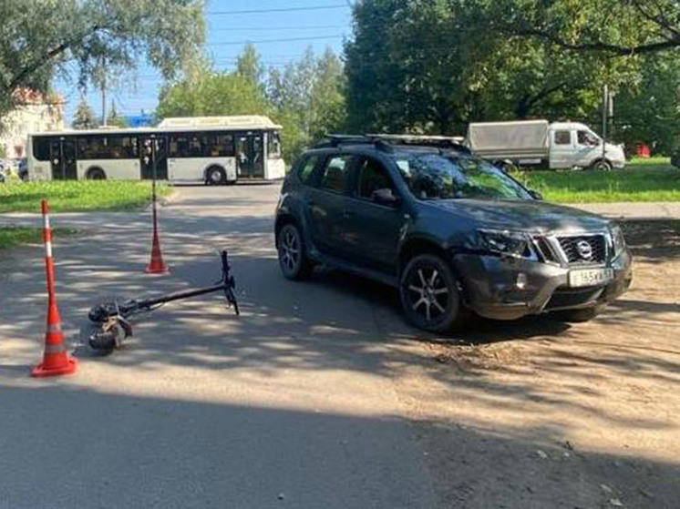 В Великом Новгороде «Ниссан» сбил самокатчика на тротуаре