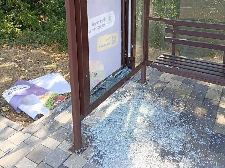 В Железноводске вандалы разбили остановку