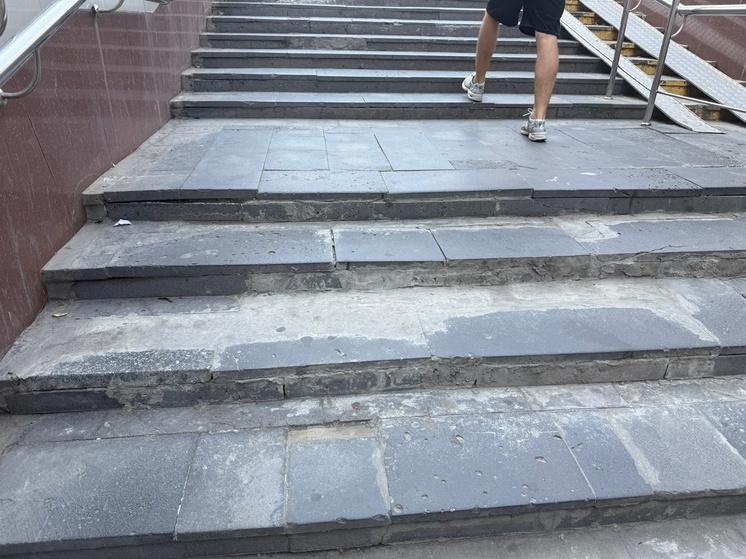 На разбитые ступеньки в подземном переходе в центре Ростова пожаловались жители