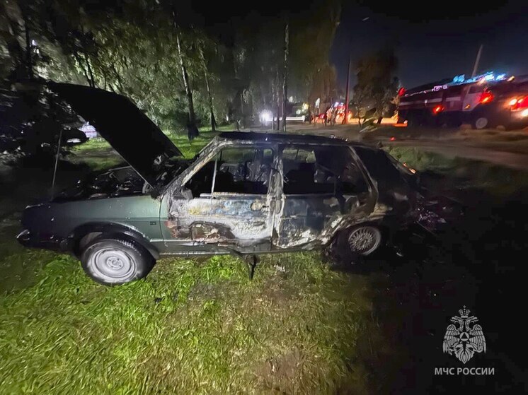 Автомобиль загорелся в Великих Луках