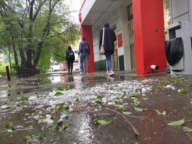 Шквалистый ветер, дождь и град — Омск накроет непогода