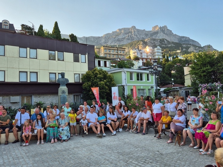 Алупка сердечно, душевно и с огромным размахом отметила свой День города, представив обширную программу праздничных мероприятий. Обновленные исторические локации по всему городу стали центрами притяжения для жителей и гостей, даря им радость и незабываемые моменты.