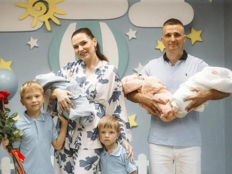 Во Владимире из роддома торжественно выписали тройню