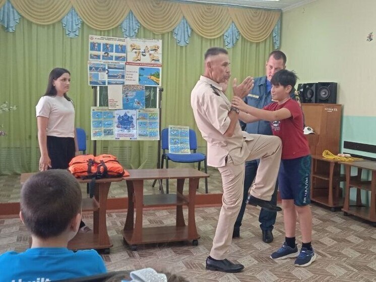 В Новочебоксарске спасатели провели урок безопасности на воде для детей