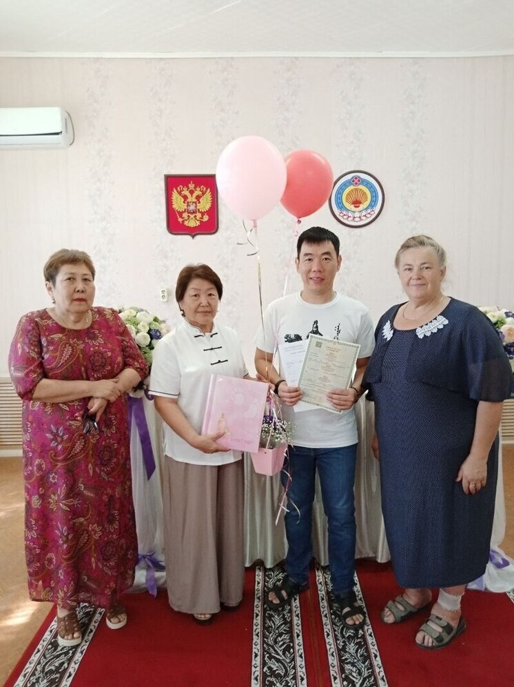 В районе Калмыкии вручили подарок для «юбилейного» малыша