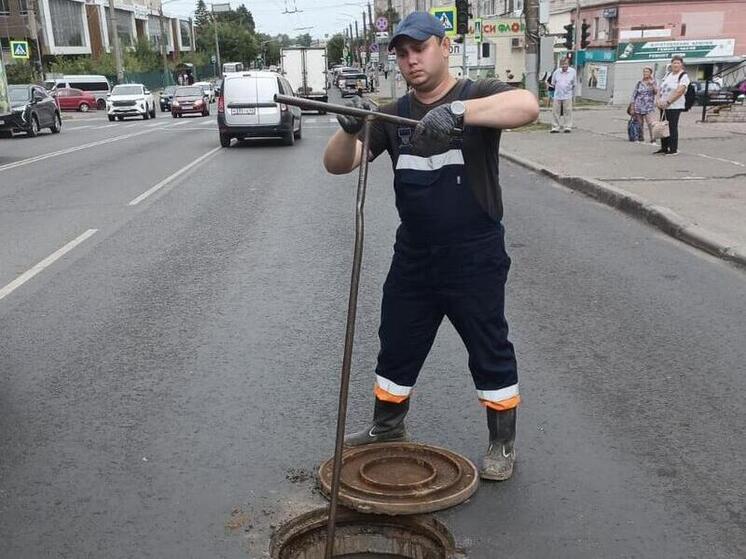 Специалисты МУП «Водоканал» работают на сетях на пересечении улиц Ленина и Морозовской