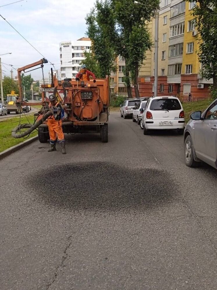  Ночью в Иркутске ремонтируют дороги асфальтовыми картами