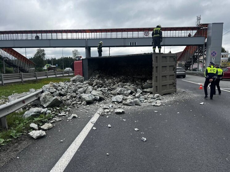 Из-за перевернувшего грузовика ограничено движение на М5, возле Екатеринбурга