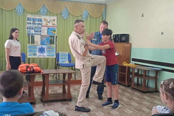 В Новочебоксарске спасатели провели урок безопасности на воде для детей