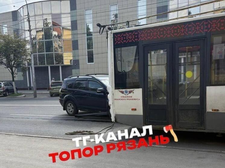 Иномарка столкнулась с троллейбусом в Рязани
