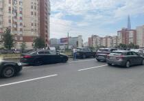 На Савушкина в Петербурге в час пик столкнулись сразу несколько машин. На месте работает скорая помощь, но подъехать к столкнувшимся автомобилям очень трудно из-за оживленного движения.

По словам корреспондента «МК в Питере» с места ЧП столкнулись элитные иномарки «Ягуар», «Порш», «БМВ» , а также отечественная «Лада» и корейская «Киа».