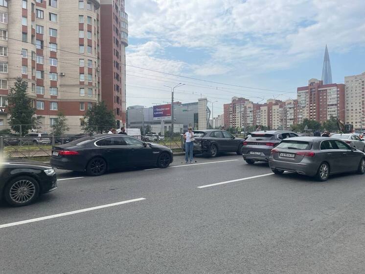 Сразу шесть машин столкнулись на улице Савушкина в Петербурге