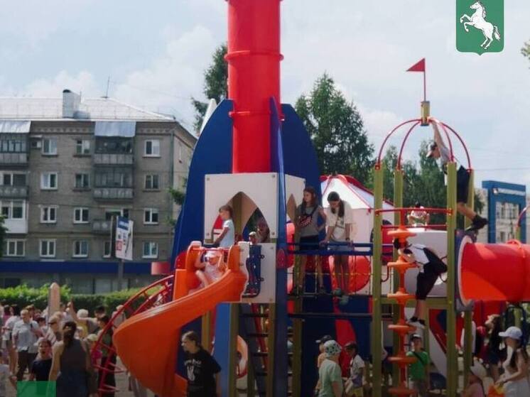 Мэр Томска открыл детскую площадку на «Томских товарах»