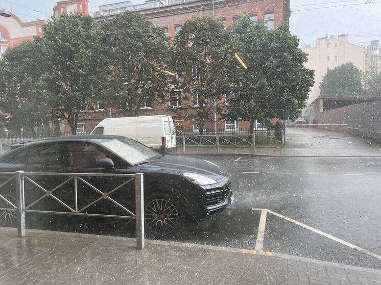 Мощный ливень с грозой обрушился на Петербург
