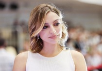 35-летняя российская художественная гимнастка Евгения Канаева показала, как прошла ее новая фотосессия. Двукратная олимпийская чемпионка предстала перед камерой в женственных платьях, подчеркивающих ее стройную фигуру с красивыми изгибами