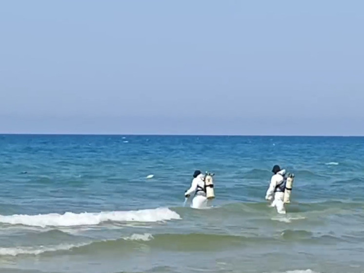 Со дна Черного моря в Анапе подняли 238 мешков мазута