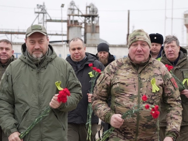 В начале июля в гости к бойцам Ленинградского полка вновь отправились петербургские парламентарии. Для депутата Заксобрания Константина Чебыкина, назначенного куратором полка, это 23-я поездка в зону СВО. Он ездит раз в 1–1,5 месяца. Если в самом начале бойцам возили форму, продукты, хозтовары, то теперь в основном элементы вооружения, средства связи, наблюдения, РЭБ, FPV и тому подобное. 