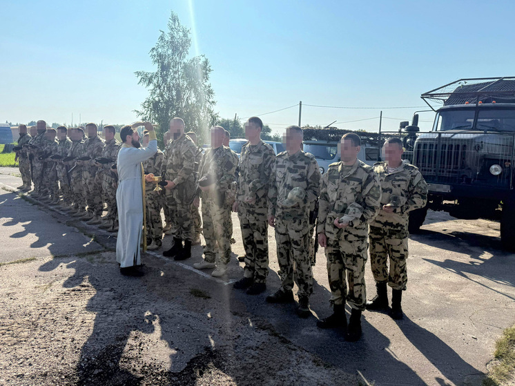 В Орле священник благословил росгвардейцев перед командировкой в приграничные районы