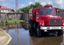 В Курганской области из-за ливневых дождей вода затапливает дома в селе Белозерском