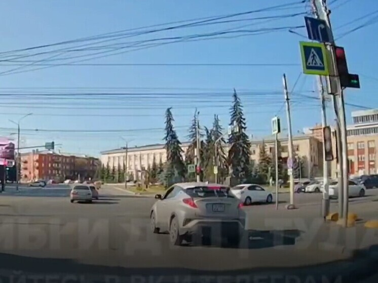 В телеграм показали, как в центре Тулы "летают на красный"