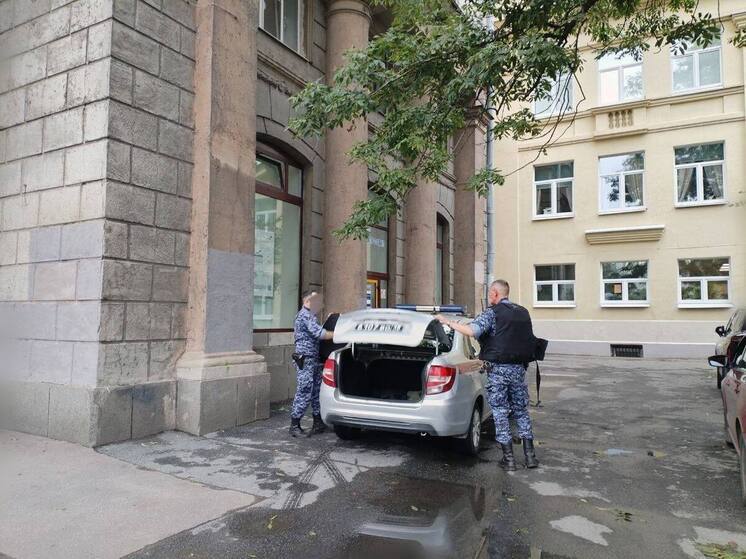 Росгвардейцы проверяли здание Петроэлектросбыта из-за забытого пакета