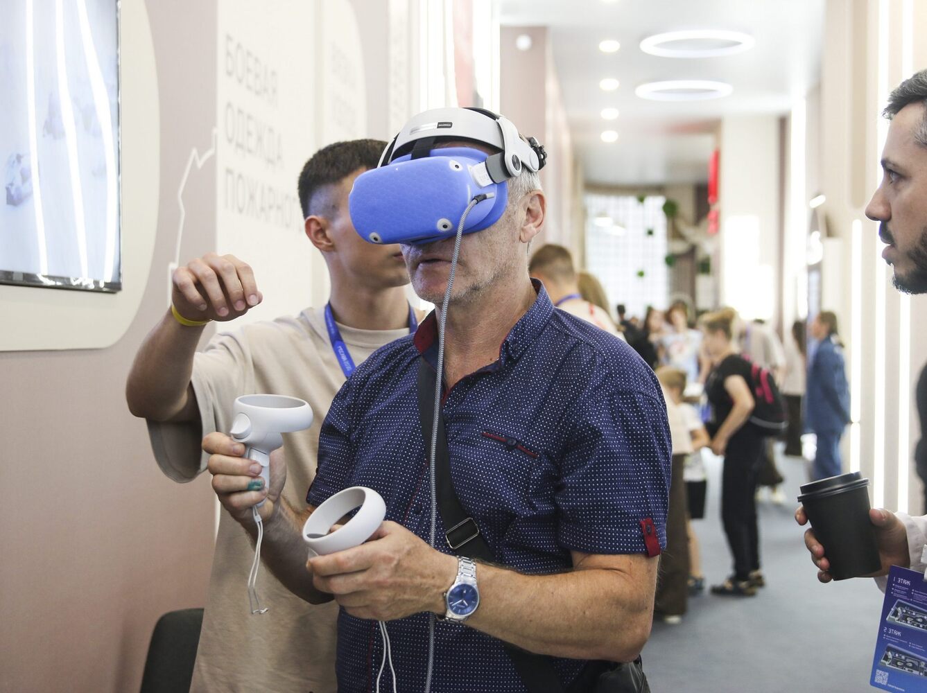 Visitantes explorando las proyecciones del cuerpo humano