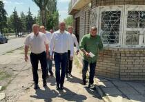 Губернатор Вячеслав Федорищев с рабочей поездкой посетил Снежное, город-побратим Самарской области, чтобы лично оценить ход капитального ремонта социальных объектов, восстанавливаемых при поддержке региона
