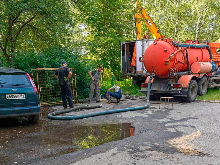Пять дней жители подмосковного Королева задыхаются от невыносимой вони после масштабного прорыва канализации