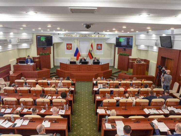 В Курске на 47-м заседании областной Думы депутаты поддержали два законопроекта, предложенных временно исполняющим обязанности губернатора Александром Хинштейном
