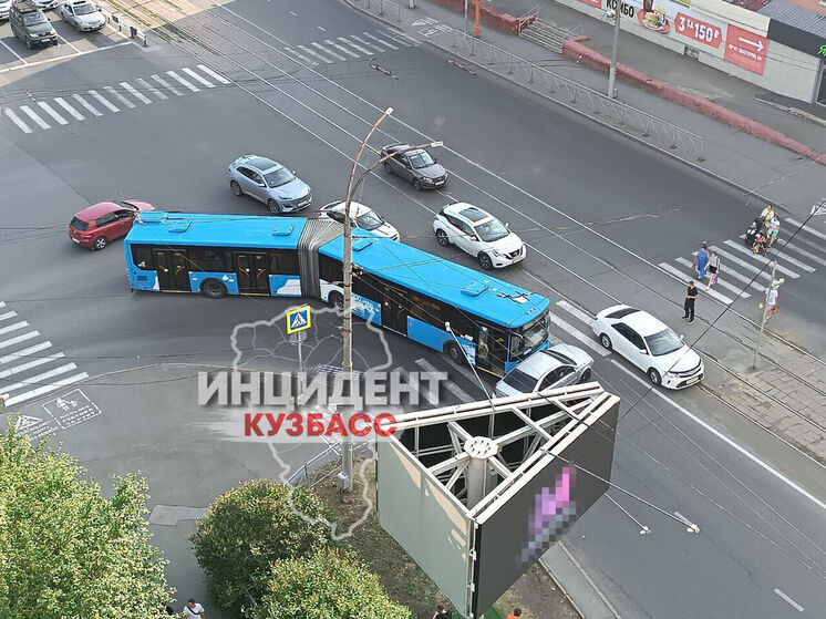 Автобус столкнулся с легковушкой в Кемерове