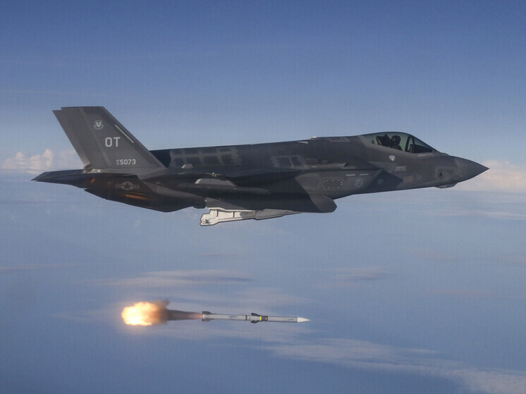 Пентагон США приобретет ракеты AMRAAM за $3,5 млрд, часть которых направят ВСУ