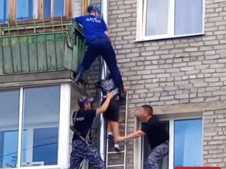 В Улан-Удэ  росгвардейцы помогали мальчику спуститься с третьего этажа дома