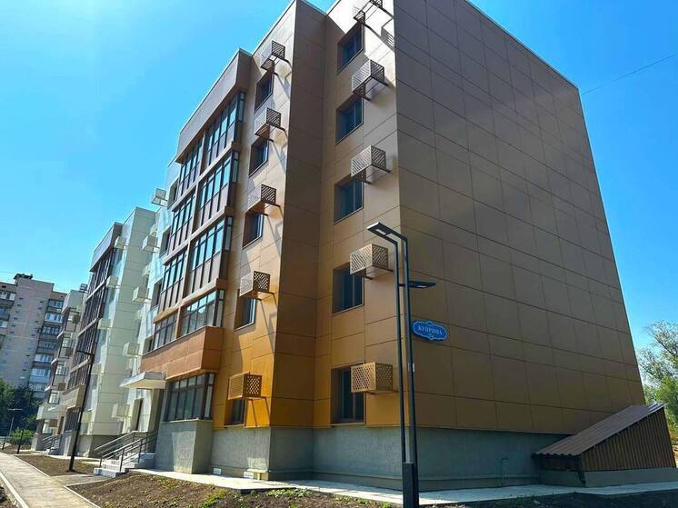 Зампред Правительства РФ осмотрел новый ЖК в Мариуполе