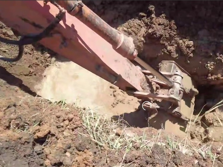 В Стаханове устранили крупный порыв на магистральном водоводе