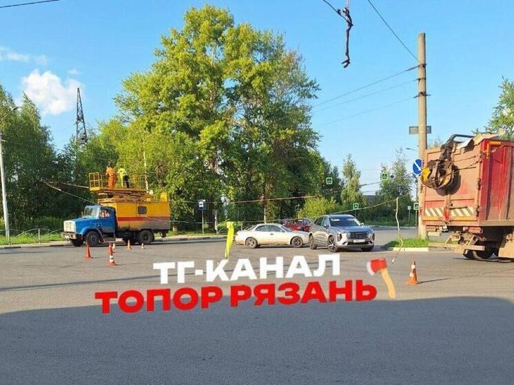 В Рязани большегруз оборвал троллейбусные провода