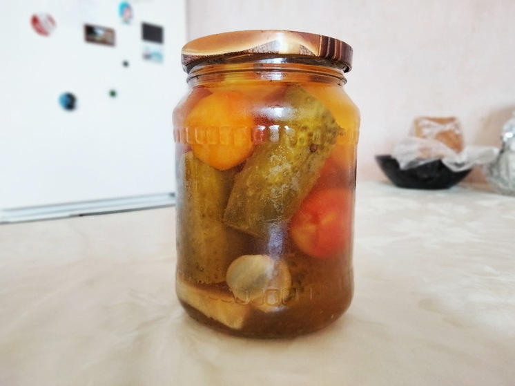 Становятся опасны для здоровья: какие продукты нельзя закатывать в банки и долго хранить