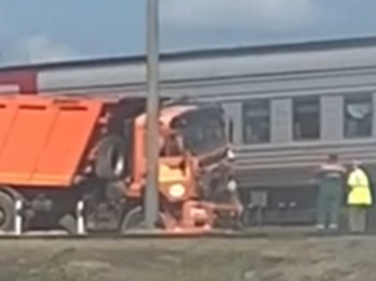 Поезд столкнулся с самосвалом на жд-переезде в Котласском округе
