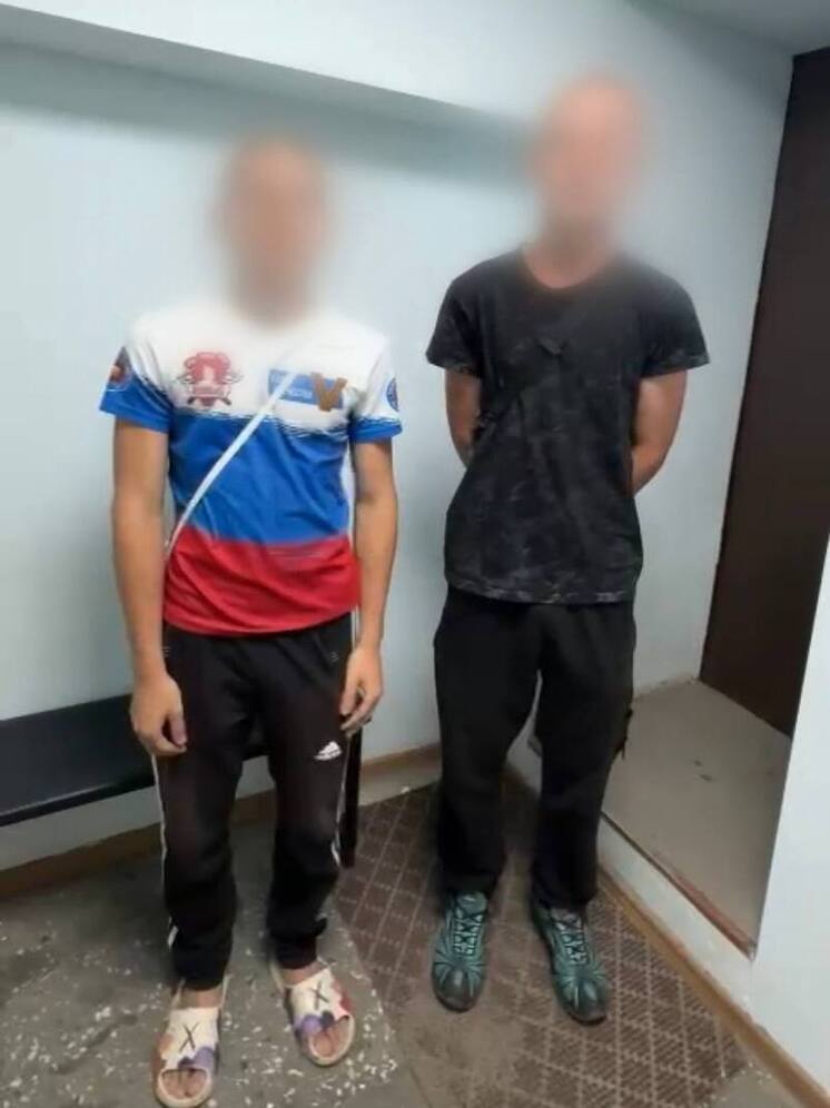 В Астрахани полицейские поймали подростков, справлявших нужду в подъезде