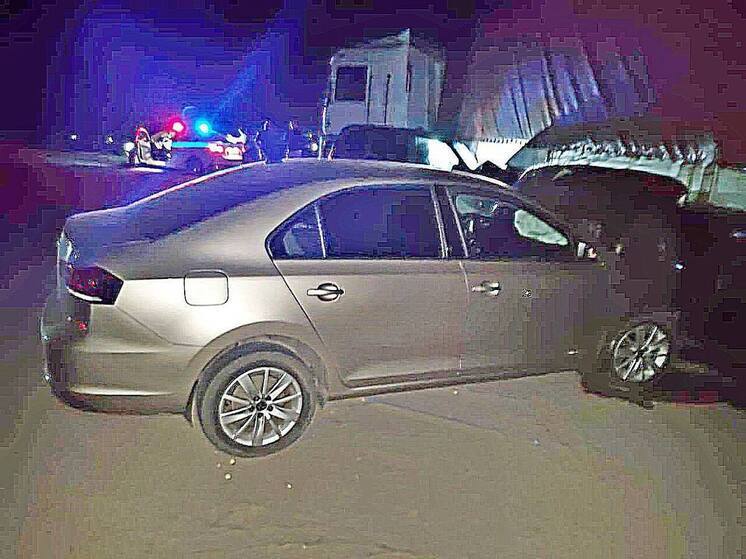 Под Воронежем в грузовик врезались две легковушки: 4 человека в больнице
