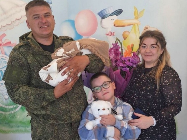 Ноябрянин приехал с фронта встретить из роддома жену с сыном