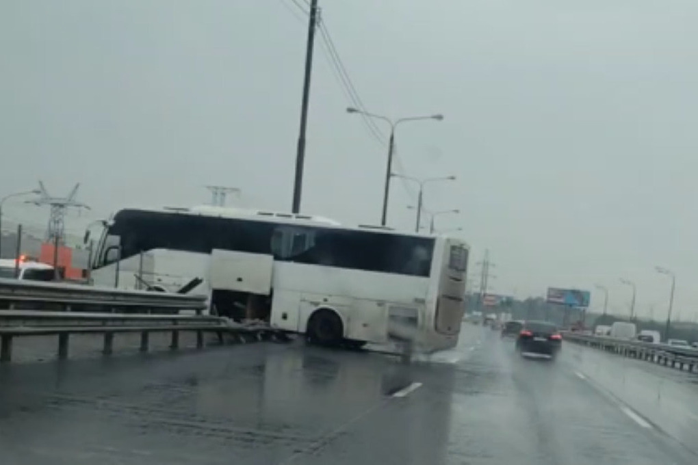 В массовой аварии на трассе М-2 «Крым» с пассажирским автобусом пострадали люди
