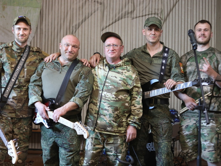 Они словно ожившие герои фильма «В бой идут одни старики», вот только роль «поющей эскадрильи» здесь исполняет «певучий батальон», и состоят в нем никакие не летчики-истребители, а самые что ни на есть пехотные штурмовики – обычные бойцы, сменившие на время автоматы на гитары