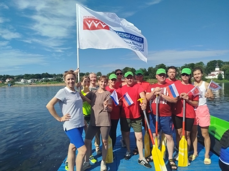 Профсоюзные активисты соревновались на лодках «Дракон» в День города