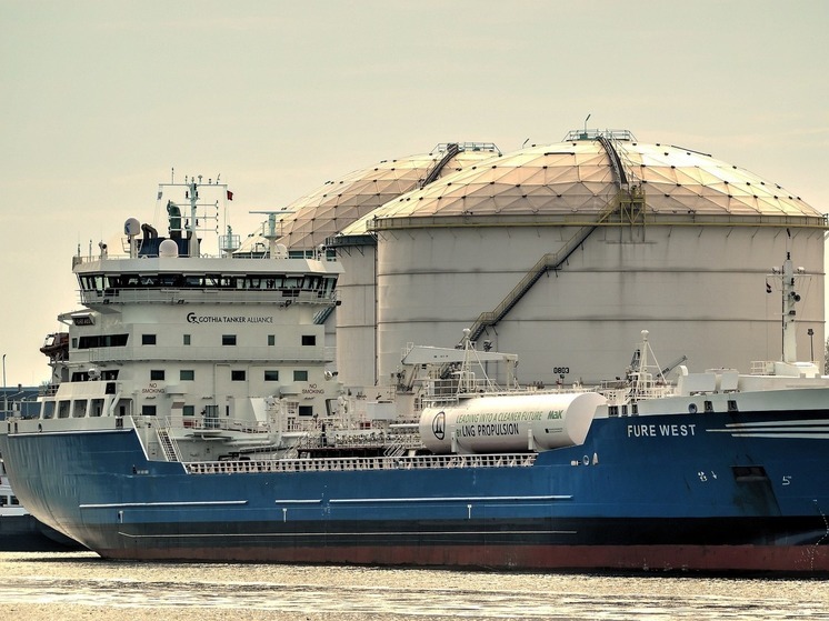 Bloomberg: четыре танкера с российской нефтью простаивают у берегов Индии