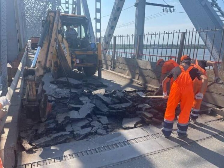 В Астрахани на Старом мосту через Волгу обновляют проезжую часть